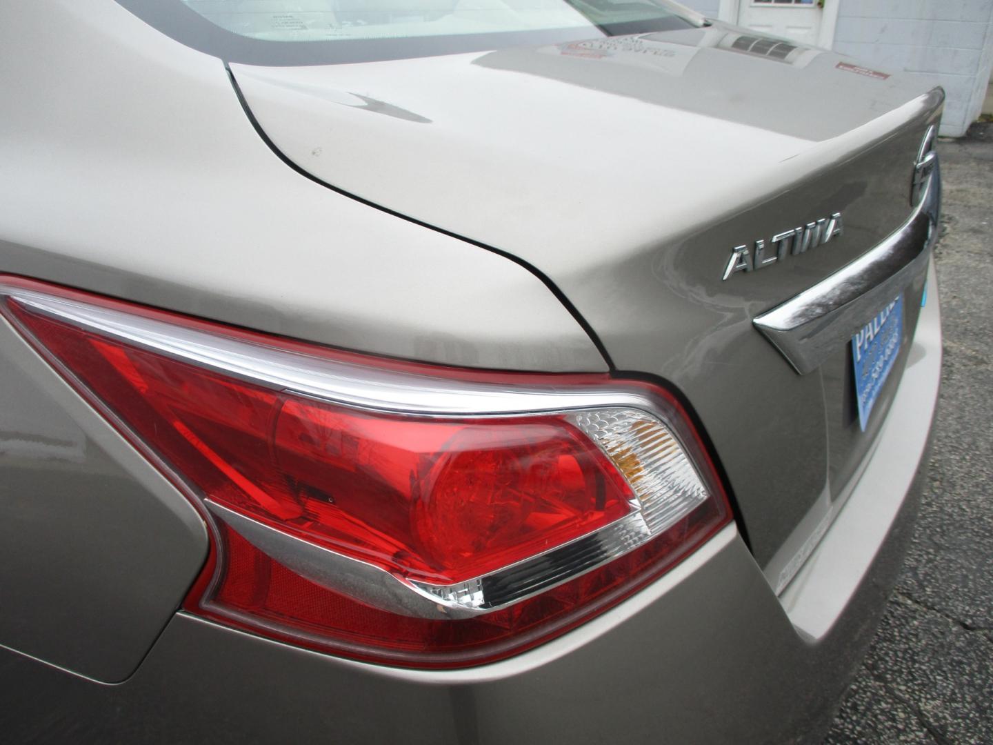 2013 GOLD Nissan Altima 2.5 S (1N4AL3AP8DN) with an 2.5L L4 DOHC 16V engine, AUTOMATIC transmission, located at 540a Delsea Drive, Sewell, NJ, 08080, (856) 589-6888, 39.752560, -75.111206 - Photo#4